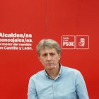 El secretario general del PSOE de Castilla y León, Carlos Martínez, mantiene un encuentro con alcaldes y portavoces municipales del PSOE de la provincia de Valladolid.