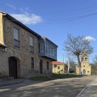 Calle principal del pueblo donde la ermita, construida en el final del siglo XIX, da la bienvenida al viajero