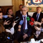El presidente del Consejo de Cuentas de Castilla y León, Mario Amilivia González, acompañado de Luis Gracia Romero, titular de la Autoridad Independiente en materia de corrupción de Castilla y León (AICCYL), y el presidente de la Diputación Provincial de León, Gerardo Álvarez Courel