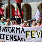 La Plataforma en Defensa de Feve de León organiza una concentración frente a la sede del Ministerio de Transportes y Movilidad bajo el lema ‘En defensa de la Feve’.