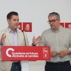 Daniel de la Rosa, junto al secretario de Organización del PSOE de Palencia, Antonio Casas, tras mantener una reunión de trabajo.