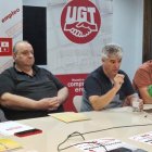 El presidente del comité de Empresa de la Azucarera de La Bañeza (León), Benigno Pérez (centro), acompañado por otros representantes sindicales.