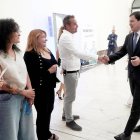 El presidente de la Junta de Castilla y León, Alfonso Fernández Mañueco, saluda a emprendedores en la presentación del programa Relevo Generacional del Autónomo (RelevaCyL).