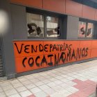 Pintadas realizadas en la sede del PSOE de León capital.