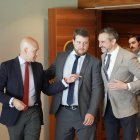 Carlos Menéndez, Miguel Suárez Arca y David Hierro, a la salida del pleno.