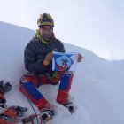 El abulense Fernando Sanz Pindado, del Grupo Montaña Almanzor, hace cumbre en el Alpamayo, en Perú a 5.947 metros.