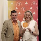 La vicepresidenta y Consejera de Familia e Igualdad, Isabel Banco recoge el premios otorgado por el indice DEC, a la Comunidad de Castilla y León por sus servicios sociales.