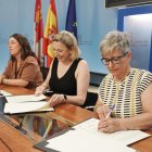 La vicepresidenta de la Junta de Castilla y León y consejera de Familia e Igualdad de Oportunidades, Isabel Blanco, firma con la Asociación de Afectados de Esclerosis Lateral Amiotrófica de Castilla y León (ELACyL) un acuerdo para la introducción de mejoras en el protocolo de colaboración para la atención a las familias y a las personas afectadas de ELA.