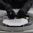 Un trabajador en una factoría de placas solares en Valladolid.
