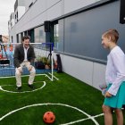 El presidente de la Junta, Alfonso Fernández Mañueco, juega al fútbol con María Caamaño.