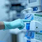 Un sanitario regula un monitor de signos vitales antes de una operación.