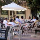Varias personas en la terraza de un bar de la ciudad de Valladolid.