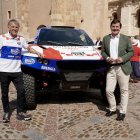 El presidente de la Junta, Alfonso Fernández Mañueco, participa junto al presidente de las Cortes Autonómicas, Carlos Pollán, y el alcalde de León, José Antonio Diez, en la presentación del vehículo con el que Jesús Calleja participará en la Baja España Aragón 2025 y en el Dakar 2026