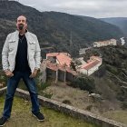 El inversor estadounidense Jason Lee Beckwith con el pueblo de Salto de Castro a sus espaldas