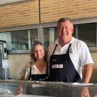 Jesús y Sonia posan durante el evento solidario contra el cáncer ‘Siempre fuertes’, en el que sus helados ayudaron a recaudar fondos.