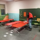 Un trabajador de Cruz Roja en el albergue de Bembibre.