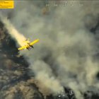 Trabajos de extinción en el incendio de Fasgar en León.