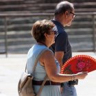 Dos personas durante un episodio de calor en una imagen de archivo