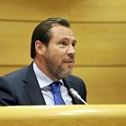 El ministro de Transporte y Movilidad Sostenible, Óscar Puente, en la Comisión de Transportes y Movilidad Sostenible del Senado