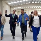 El consejero de Medio Ambiente, Vivienda y Ordenación del Territorio, Juan Carlos Suárez-Quiñones, visita las naves logísticas promovidas por la Junta en el polígono de Villadangos del Páramo.
