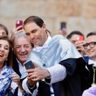 Nadal se hace un 'selfie' con el público en el acto de la Usal, con el rector a su lado.