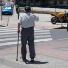 Un anciano paseando en una imagen de archivo