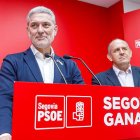 El ex-procurador socialista, José Luis Vázquez, en la rueda de prensa, acompañado por el secretario provincial, José Luis Aceves.