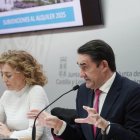 La directora de Vivienda, María Pardo, y el consejero de Vivienda, Juan Carlos Suárez-Quiñones.