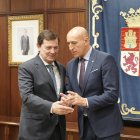 El presidente de la Junta de Castilla y León, Alfonso Fernández Mañueco, mantiene un encuentro con el alcalde de León, José Antonio Diez.
