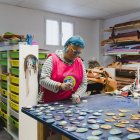 La palentina Asun Fernández, de ingeniera forestal a maestra del cuero.
