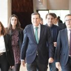 El consejero de Economía y Hacienda, Carlos Fernández Carriedo, antes de su comparecencia en las Cortes.