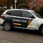 Coche de la Guardia Civil en una calle.