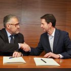 Carlos Pollán (VOX) y Goyo Ezama se dan la mano tras la firma del convenio.