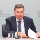 El consejero de Economía y Hacienda y portavoz, Carlos Fernández Carriedo, comparece en rueda de prensa posterior al Consejo de Gobierno.