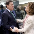 Carlos Fernández Carriedo saluda a la ministra María Jesús Montero en el Consejo de Política Fiscal y Financiera.