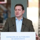 El presidente de la Junta de Castilla y León, Alfonso Fernández Mañueco, visita la estación de autobuses de Benavente.