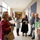 Los portavoces de los grupos parlamentarios de las Cortes conversan antes de asistir a la Junta de Portavoces.