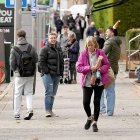 Transeúntes en las calles de Valladolid en una foto de archivo.