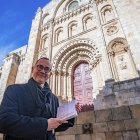 Miguel Ángel Hernández posa con su libro delante de la Puerta del Obispo de la catedral de Zamora