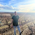 Enrique posa en uno de sus viñedos