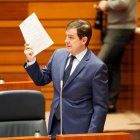 El presidente de la Junta, Alfonso Fernández Mañueco, durante una intervención en el pleno de las Cortes.