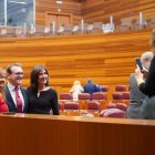 El portavoz del PP Ricardo Gavilanes se fotografia junto a unas procuradoras durante el receso por la caída del sistema en la última sesión plenaria de la legislatura.