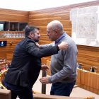 El ex secretario regional socialista Luis Tudanca y Francisco Igea se saludan en la última sesión plenaria de la legislatura.