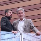 El ex secretario regional socialista Luis Tudanca junto a José Luis Vázquez en la última sesión plenaria de la legislatura.