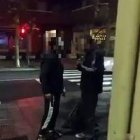 Un vídeo de redes sociales muestra a un hombre encañonando a otro con una pistola en León. @daniesdsk
