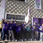 Jugadores y directivos de La Bañeza FC celebran el Gordo de la Lotería de Navidad 2025