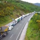 Camiones de mercancías en una carretera de El Bierzo en León.