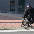 Una persona en silla de ruedas