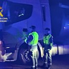 Agentes de la Guardia Civil junto al camión