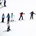 Un grupo de personas esquiando en la estación de esquí de San Isidro
